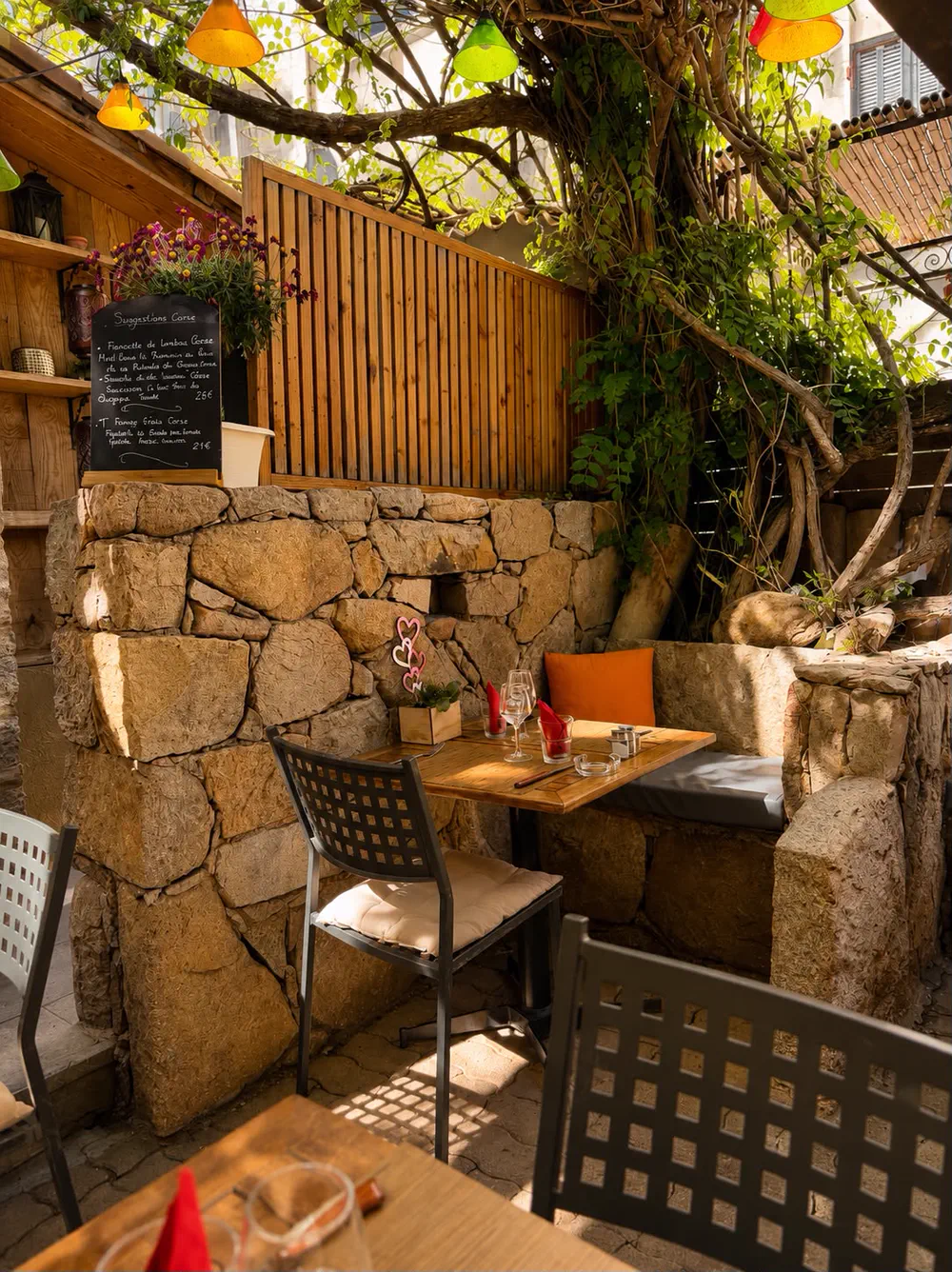 Coin de terrasse et ardoise des suggestions du chef, cuisine corse à Porto-Vecchio