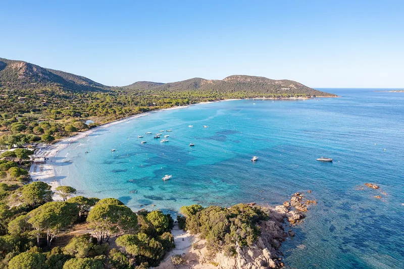 Vue aérienne de la plage de Palombaggia et de ses eaux turquoise, Porto-Vecchio