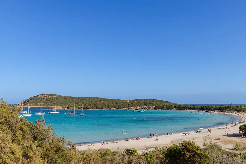 L'anse en demi-cercle de la Rondinara, entre Porto-Vecchio et Bonifacio