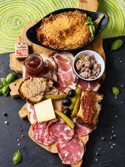 Planche apéro corse à partager : coppa, lonzu, tomme et cassolette gratinée, restaurant A Pergola à Porto-Vecchio