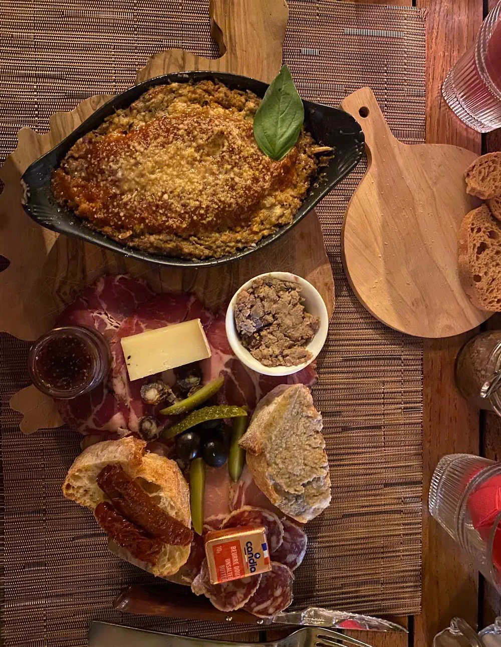 Planche apéro corse : charcuterie, fromage et cassolette gratinée, restaurant A Pergola à Porto-Vecchio