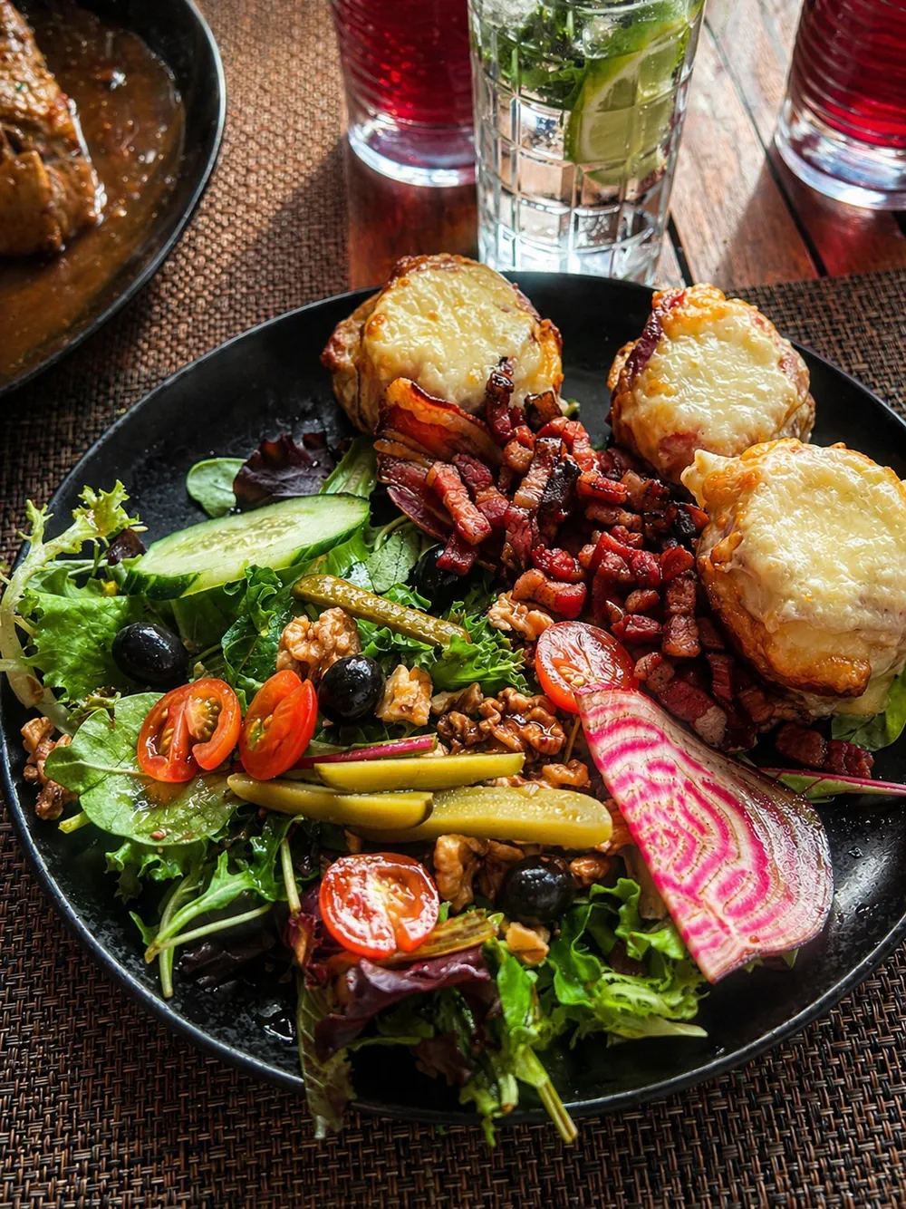 Plat de viande mijotée façon corse, gastronomie corse au restaurant A Pergola à Porto-Vecchio