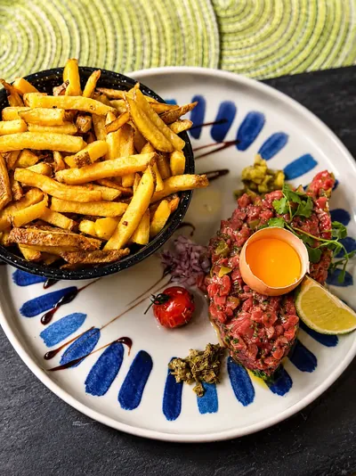 Tartare de bœuf au couteau, jaune d'œuf et frites maison, restaurant A Pergola à Porto-Vecchio