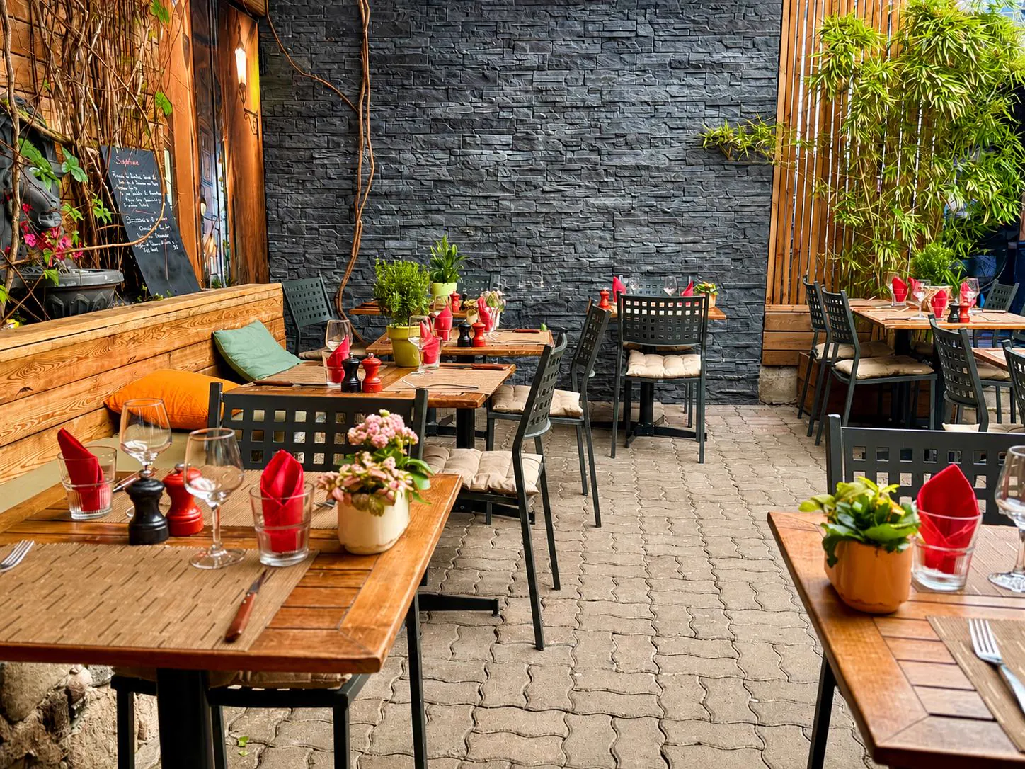 Terrasse ombragée du restaurant A Pergola, où manger à Porto-Vecchio en vieille ville